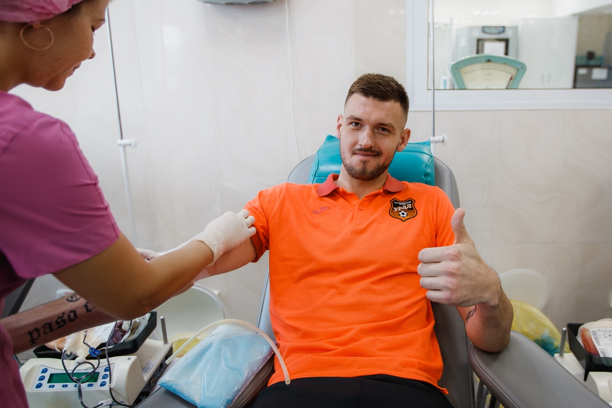 Футболисты «Урала» сдали кровь вместе с болельщиками