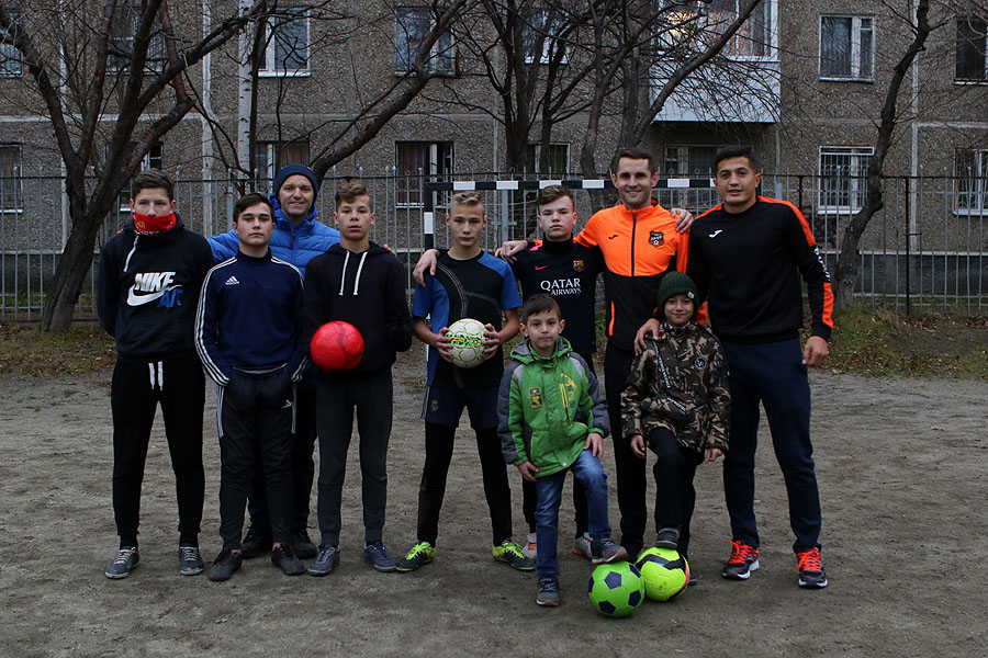 Футболисты «Урала» «прокачали» команду Верх-Исетского детского дома