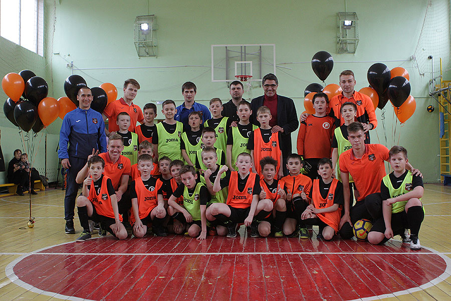«Урал-2» провел футбольный урок физкультуры в школе №102