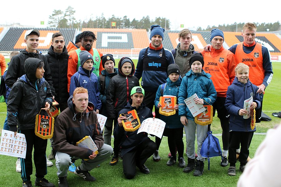 Воспитанники детских домов побывали на тренировке «Урала» и сыграли матч с футболистами