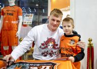 Автограф-сессия Романа Емельянова