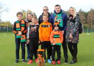 Вручение Николаю Димитрову вязаного шмеля