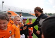 Эрик Бикфалви встретился с юными футболистами