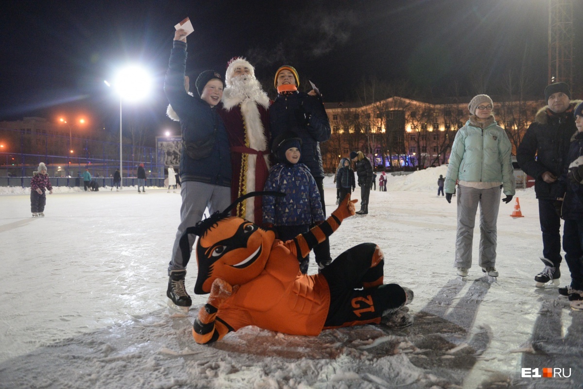 Энтузиазм зашкаливал, но по воротам били редко: юные болельщики «Урала» сыграли в футбол на коньках