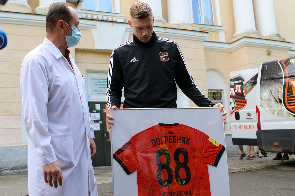 Павел Погребняк поблагодарил врачей 14-ой больницы Екатеринбурга