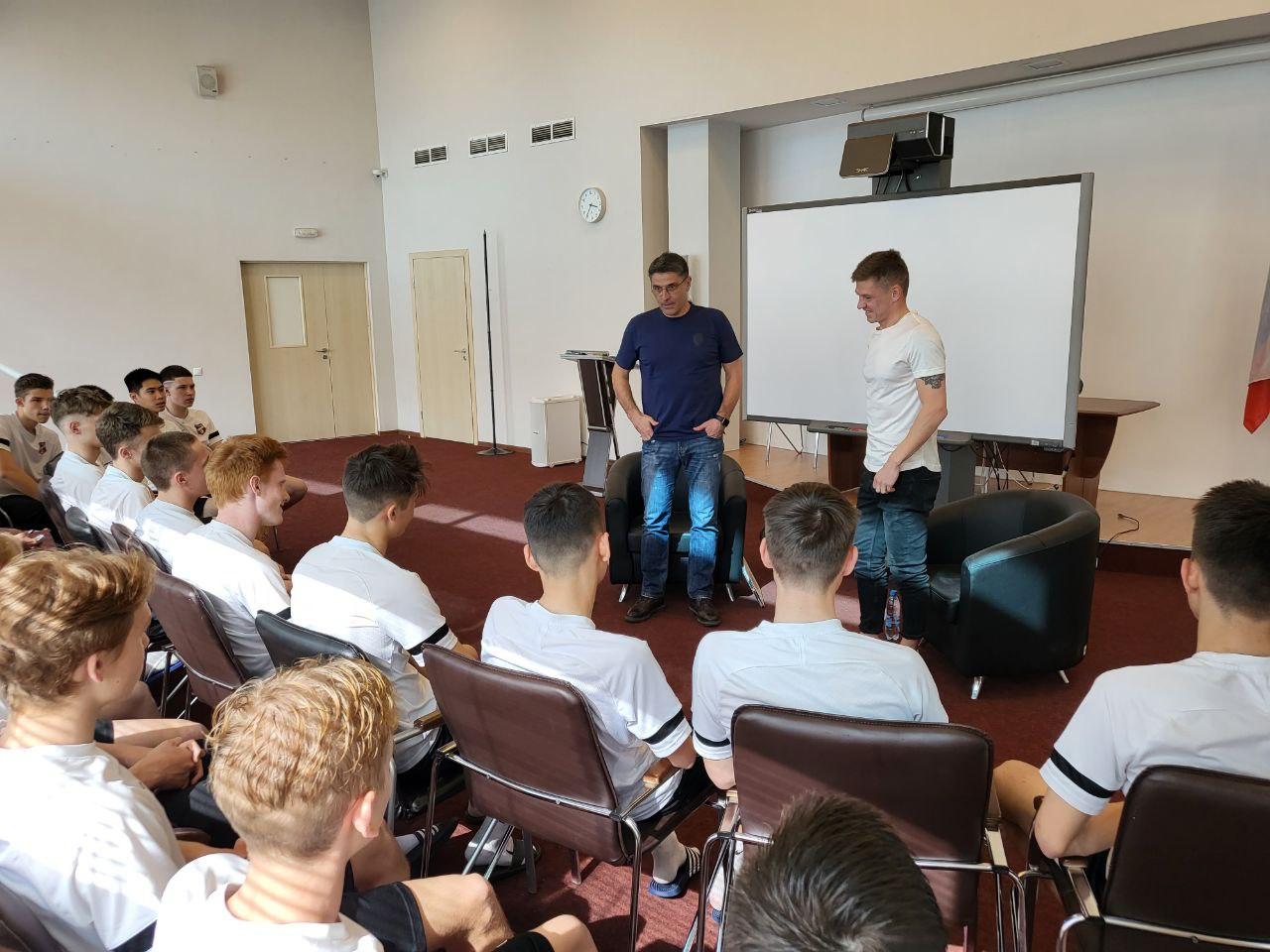 Олег Шатов провёл встречу с юными футболистами