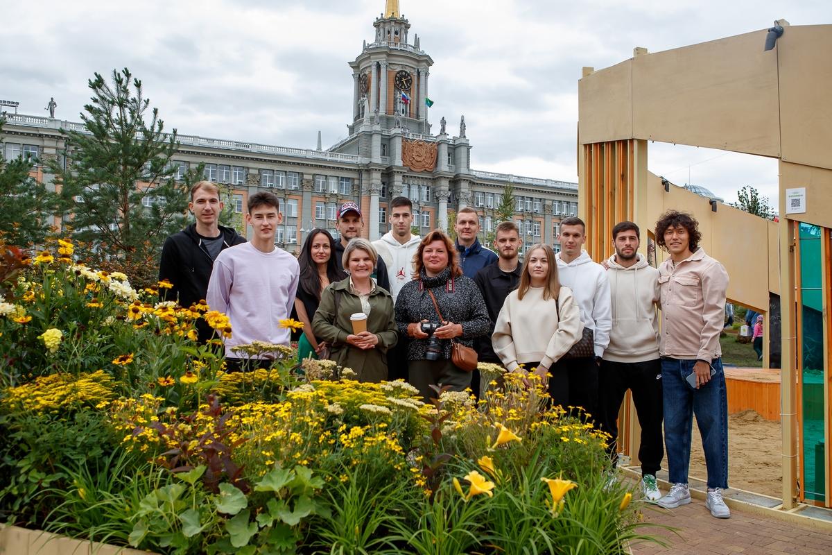  Игроки «Урала» посетили фестиваль ландшафтного дизайна Атмосфера
