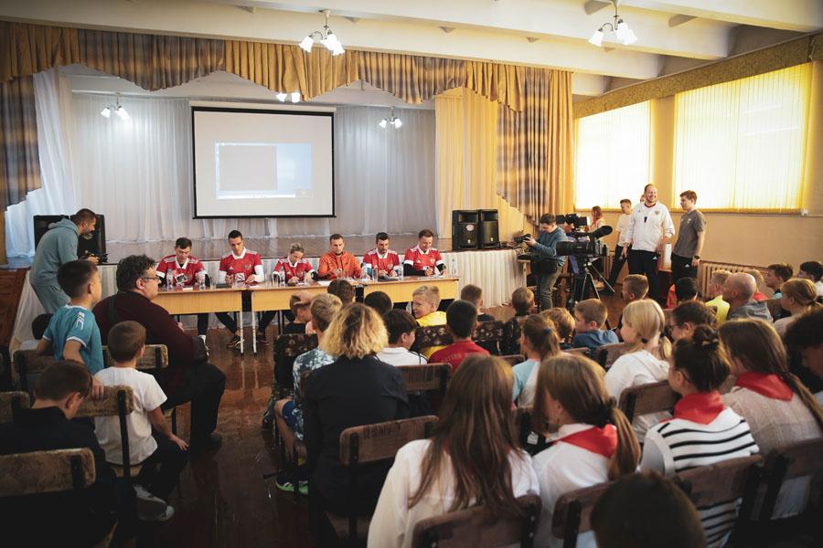 Артём Мамин и Алексей Герасимов приняли участие в уроке футбола