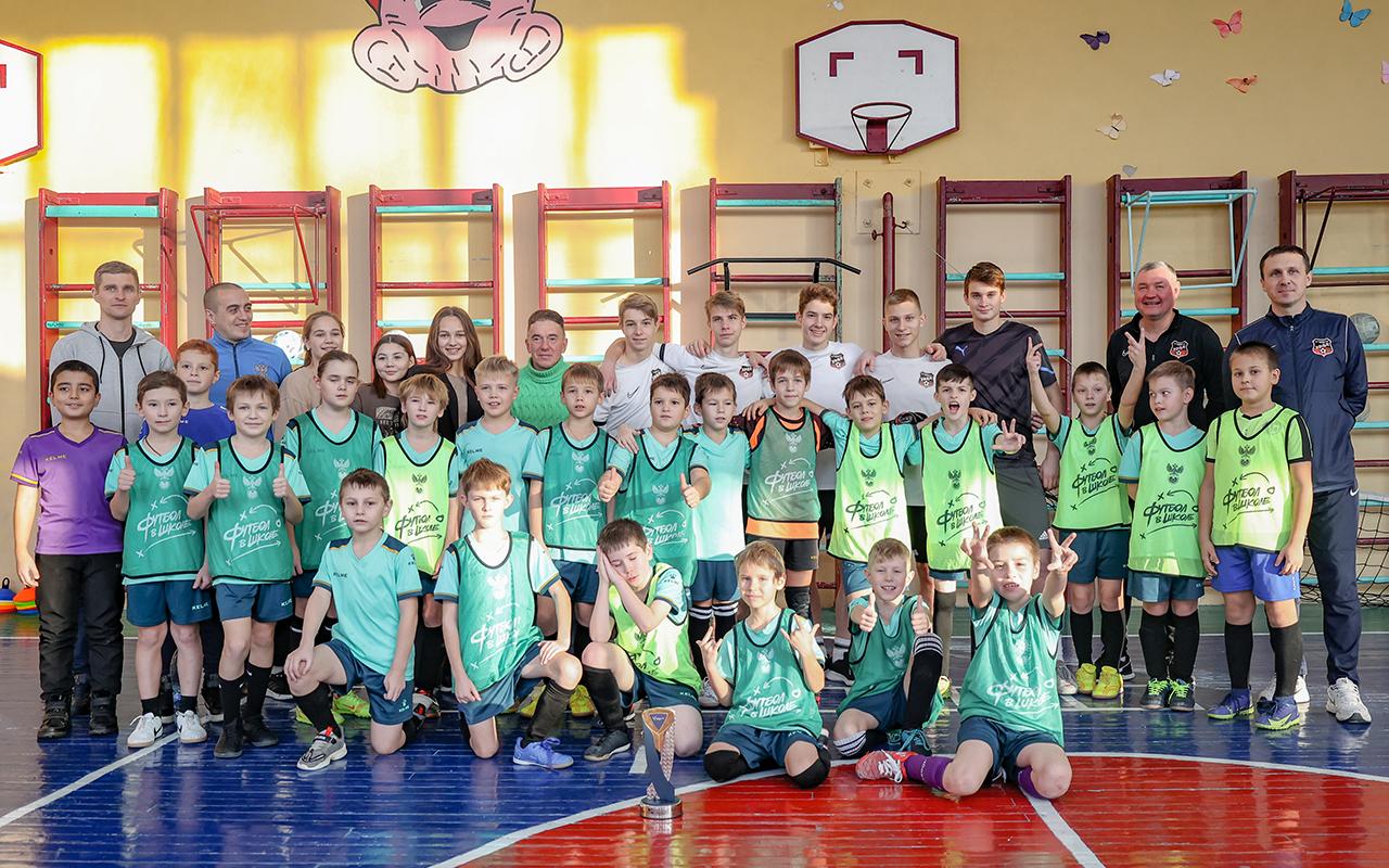 Футболисты и тренеры УрФА посетили школы Свердловской области