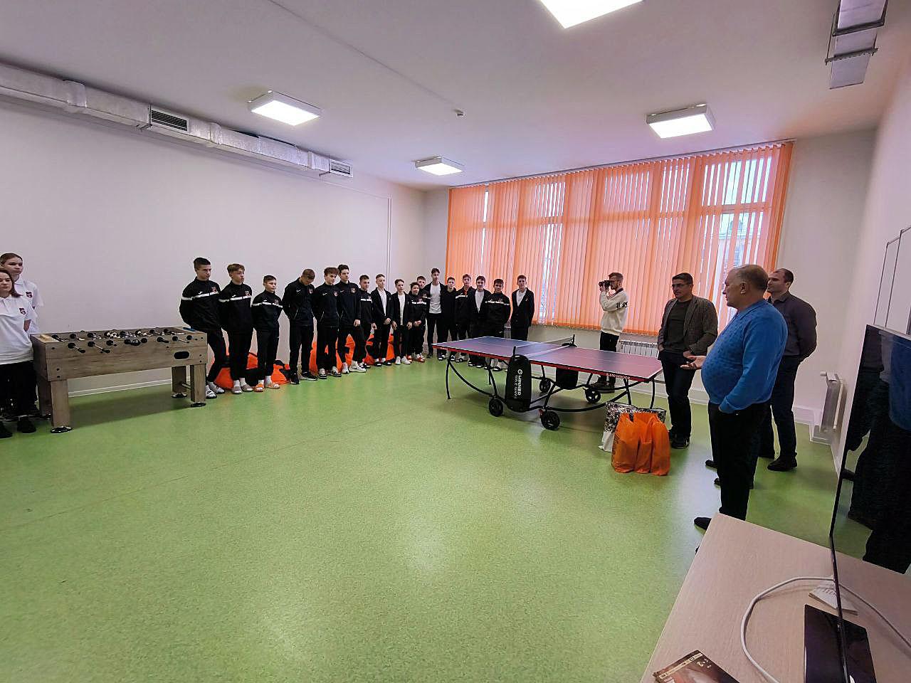 Григорий Иванов посетил Академию ФК «Урал» с новогодними подарками