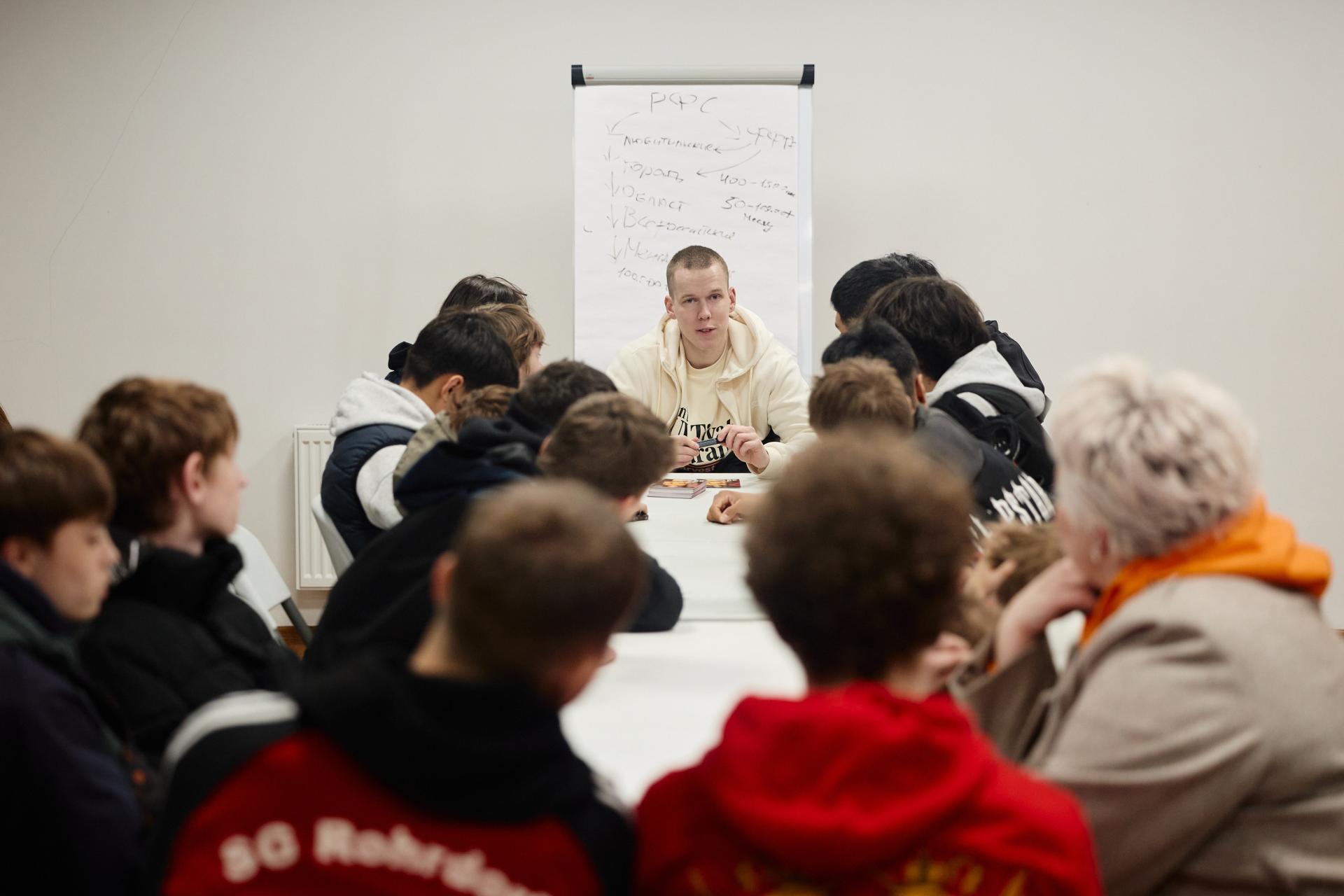 Дмитрий Прищепа встретился с воспитанниками детских социальных центров